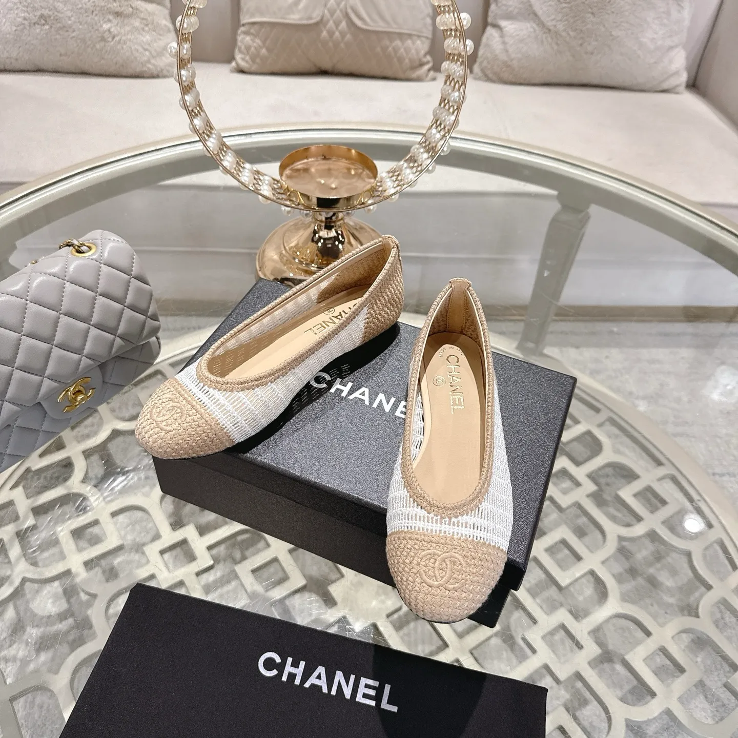 💕💕Factory direct selling price p540💕💕 Chanel 25SS finally releases woven ballet shoes‼ ️ Shoes worthy of their own article, I have to say that they are finally waiting for you! So elegant and chill. Wear it in the summer to enjoy the breeze and walk on the street. Round square toe design. Cute and cute~ The appearance is super online. When you wear it, you will feel like a wealthy daughter. I thought it was good-looking. Only when I put it on my feet do I know how easy it is to wear~ Upper: Exclusive custom-made mesh (comfortable and breathable) Foot pad: Sheepskin Outsole: Genuine leather sole imported from Italy Size: 35-39 (customized at 40.41.42)